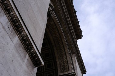 PARIS, FRANCE - 30 AĞUSTOS 2022: Bulutlu Gün 'de Paris' in Zafer Takı 'nın Dibe Bakışı.