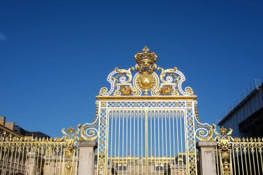 VERSAILLES, FRANCE - 28 AĞUSTOS 2022: Mavi Gök ile Versailles Sarayı 'nın Altın Kapısı. Versailles Sarayı Fransa 'nın ünlü simgesidir..