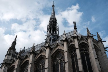 PARIS, FRANCE - 28 AĞUSTOS 2022: Bulutlu bir günde Sainte-Chapelle. Muhteşem bir Gotik Şapel. Fransa 'nın Paris şehrinin ünlü bir simgesi..