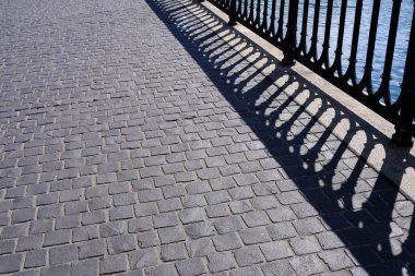 Limmat Nehri üzerindeki Çitin Gölgesi Boşluğu, Zürih İsviçre.