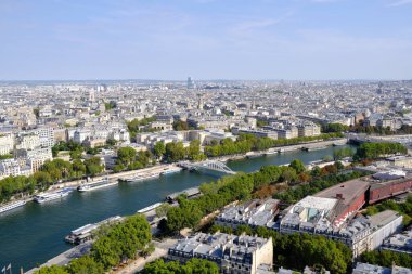 Eyfel Kulesi 'nden Paris ve Seine Nehri Manzarası.