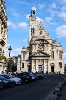 PARIS, FRANCE - 28 AĞUSTOS 2022: Saint-tienne-du-Mont Kilisesi Mavi Gök Arkaplanı ile ünlü Fransa Kilisesi.