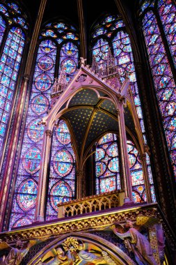 PARIS, FRANCE 28 AĞUSTOS 2022 Sainte-Chapelle Hall. Muhteşem bir Gotik Şapel. Fransa 'nın Paris şehrinin ünlü bir simgesi..