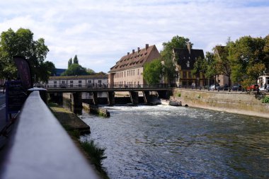 StRASBOURG, FRANCE - 31 Ağustos 2022: Vauban Baraj (Barrage Vauban) Strasbourg, Fransa. Fransa 'nın ünlü simgesidir..