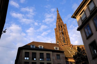 Strasbourg Katedrali ya da Cathdrale Notre Dame de Strasbourg Strasbourg 'da Fransa' nın en ünlü şehirlerinden biridir..