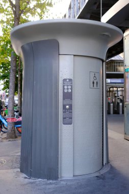 PARIS, FRANCE - 29 AĞUSTOS 2022: Paris 'teki Cambronne Tren İstasyonu' nda umumi tuvalet. Paris 'in 400 umumi tuvaleti başkentin her yerinde mevcuttur..