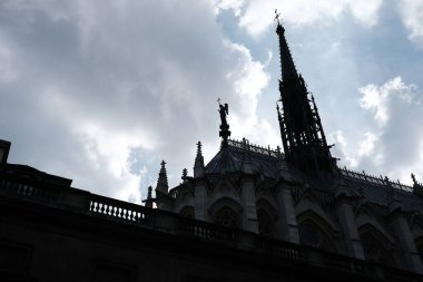 Bulutlu bir günde Sainte-Chapelle 'in silueti. Muhteşem bir Gotik Şapel. Fransa 'nın Paris şehrinin ünlü bir simgesi..