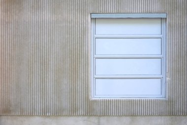 Beton Duvardaki Metal Pencere.