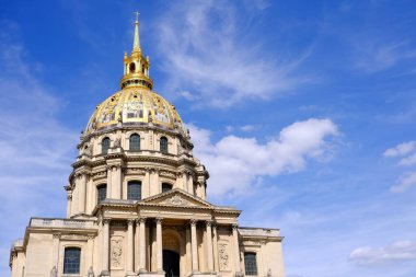 PARIS, FRANCE - 27 AĞUSTOS 2022: Les Invalides, Askeri Müze ve Fransa 'nın en ünlü tarihi yeri olan Mavi Gökyüzü Arkaplanı Napolyon' un Mezarı.