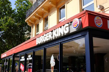 PARIS, FRANCE - 28 AĞUSTOS 2022: Burger King, 1953 yılında kurulan çok uluslu bir Amerikan zinciri..