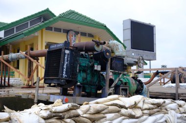 NONTHABURI, THAILAND - 10 Ekim 2022: Büyük Su Pompası ve Kum Torbası, Tayland Nonthaburi Eyaleti 'nde sel için.