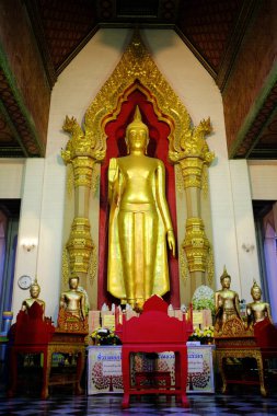 NAKHON PATHOM, THAILAND - 17 Ekim 2022 Phra Pathom Chedi Tapınağı içindeki antik Buda görüntüsü. Bu tapınak Tayland 'ın ünlü bir tapınağıdır ve Nakhon Pathom Eyaleti' nin merkezindedir..
