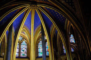 PARIS, FRANCE 28 AĞUSTOS 2022 Sainte-Chapelle Tavanı. Muhteşem bir Gotik Şapel. Fransa 'nın Paris şehrinin ünlü bir simgesi..