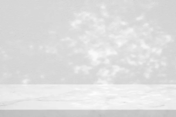 Білий Мармуровий Стіл Тіні Дерева Фоні Текстури Бетонних Стін Підходить — стокове фото