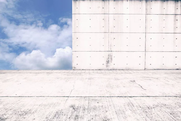 Beyaz Bulut Mavi Gökyüzü Arkaplanlı Boş Beton Odası — Stok fotoğraf