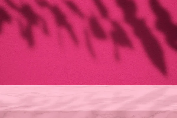 Framboos Sorbet Roze Marmeren Tafel Met Bladeren Schaduw Beton Muur — Stockfoto