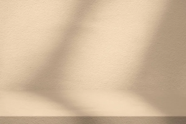 Schöner Gemahlener Brauner Stucktisch Mit Naturschatten Auf Betonwand Textur Hintergrund — Stockfoto