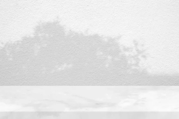 Mesa Mármore Branco Com Grama Deixa Sombra Fundo Textura Parede — Fotografia de Stock