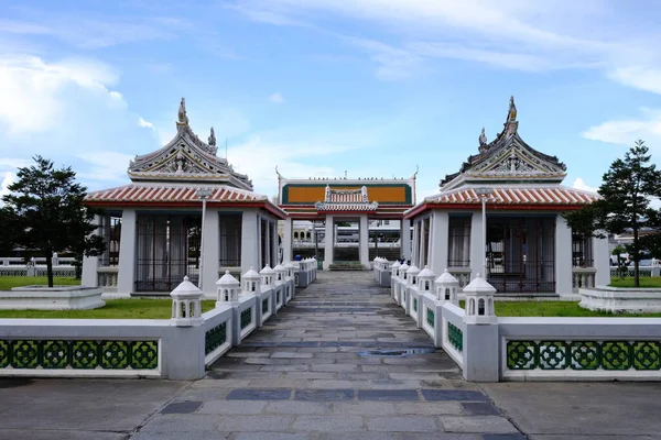 Dom Chińskim Stylu Dachu Naprzeciwko Wat Kalayanamit Woramahawihan Temple — Zdjęcie stockowe