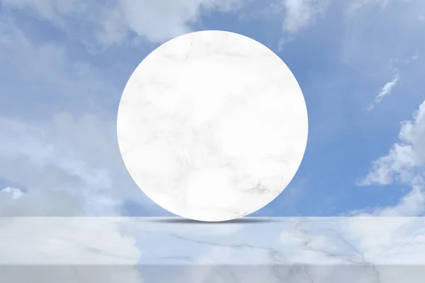 Beyaz Mermer Masa Mermer Bölümü Bulut Mavi Gökyüzü Arkaplanı Kozmetik — Stok fotoğraf