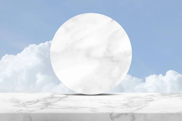 Beyaz Mermer Masa Mermer Bölümü Bulut Mavi Gökyüzü Arkaplanı Kozmetik — Stok fotoğraf