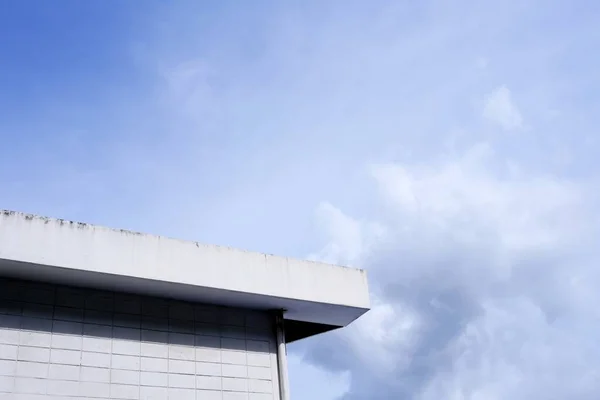 Beyaz Bulut Mavi Gökyüzü Ile Eski Deponun Çatı — Stok fotoğraf