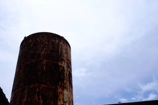 Oude Rustieke Watertank Met Bewolkte Lucht Achtergrond — Stockfoto