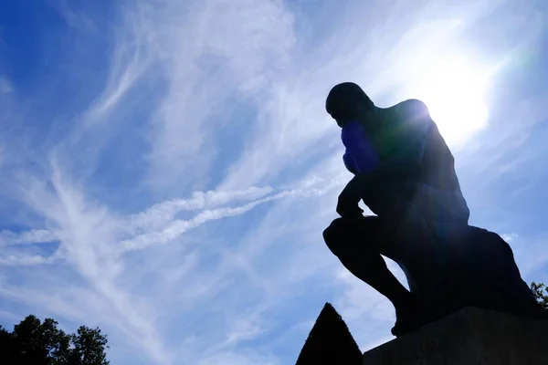 Silhouet Thinker Statue Fare Light Blue Sky Achtergrond Voor Het — Stockfoto
