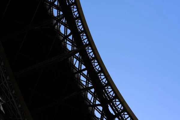 Fermer Courbe Tour Eiffel Avec Fond Bleu Ciel — Photo
