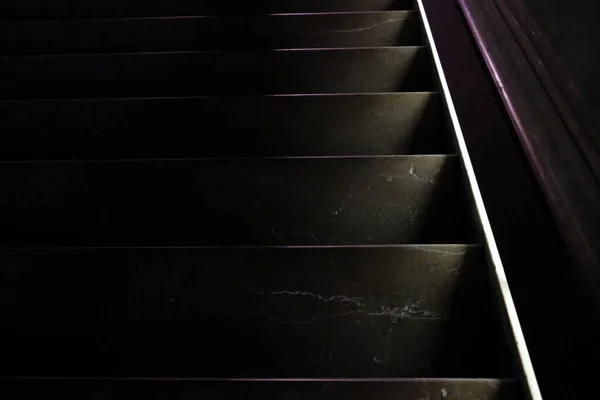 Koyu Mermer Merdiven Arkaplanını Kapat — Stok fotoğraf