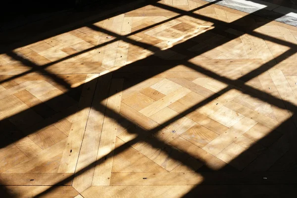 光线从窗户透入木地板 — 图库照片