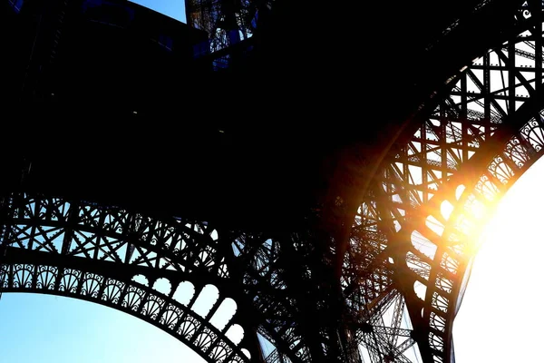 Curva Gigantesca Torre Eiffel Con Fondo Haz Luz Natural — Foto de Stock