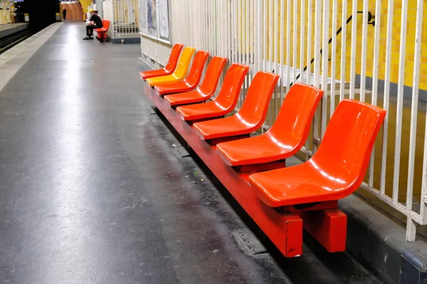 Πορτοκαλί Καρέκλες Στο Μετρό Στο Παρίσι — Φωτογραφία Αρχείου