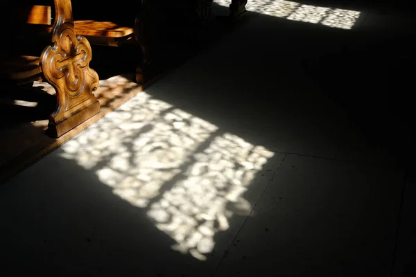 Banco Madeira Vintage Igreja Com Feixe Luz Brilhando Para Chão — Fotografia de Stock