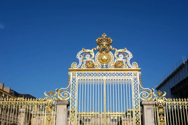 Versailles Franciaország August 2022 Versailles Palota Arany Ajtaja Kék Égbolttal — Stock Fotó