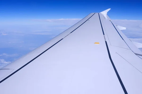 Close Airplane Wing Beautiful Blue Sky Background — Stock Photo, Image