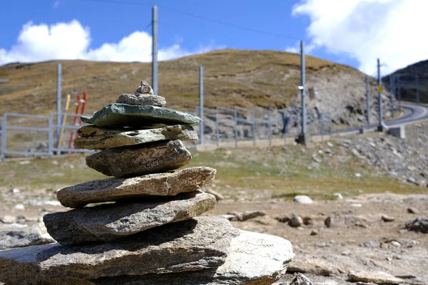 Zen Pagoda Kayası Gornergrat 'tan Rotenboden, İsviçre' ye giderken.