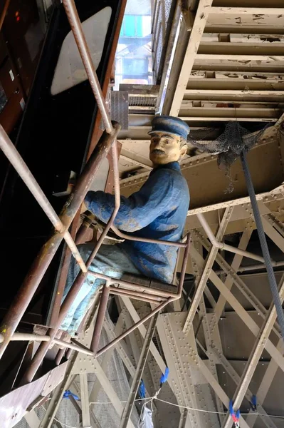Paris França Agosto 2022 Boneca Trabalhador Sob Elevador Torre Eiffel — Fotografia de Stock