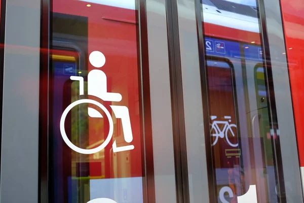 Υπηρεσία Αναπηρικού Αμαξιδίου Είσοδος Στο Φορείο Τρένου Για Πρόσβαση Στο — Φωτογραφία Αρχείου