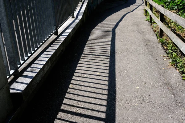 Schatten Des Zauns Auf Dem Gelände Park — Stockfoto