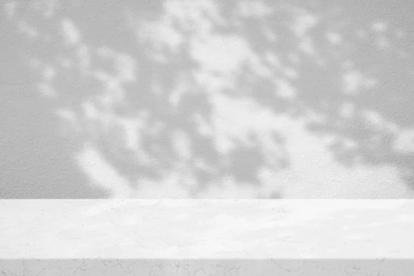 コンクリート壁のテクスチャの背景にツリーシャドウとホワイトグラウンジ大理石テーブル 製品プレゼンテーションの背景に適し そして モックアップ — ストック写真