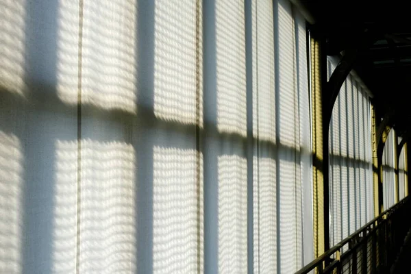 Sonnenlicht Scheint Durch Fenster Das Mit Weißem Vorhang Bedeckt Ist — Stockfoto