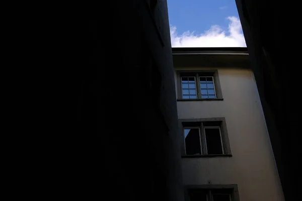 Vintage House Zürich Med Blå Himmel Och Mörk Gränd — Stockfoto