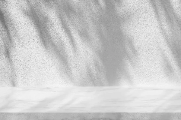 ホワイトスタッコ壁テクスチャを持つ大理石のテーブル天然光ビームと影の背景 製品プレゼンテーションの背景に適し そして モックアップ — ストック写真