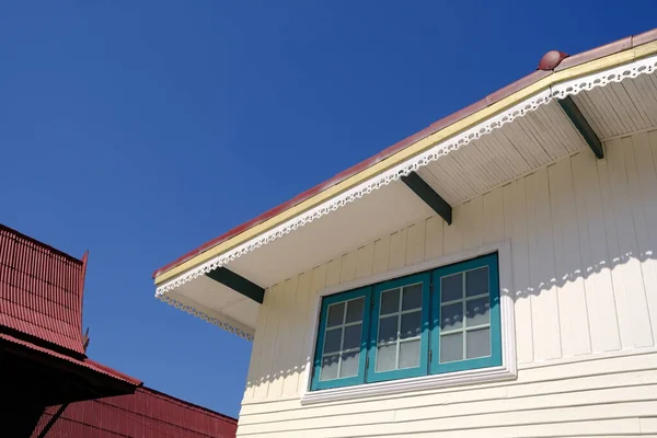 青い空とタイのヴィンテージハウス ストックフォト