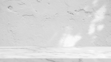 Sert Beton Arkaplanda Aydınlık ve Gölgeli Beyaz Mermer Masa 16: 9 Kararları, Ürün Sunumu, Görünüm ve Moda İçin Uygun.