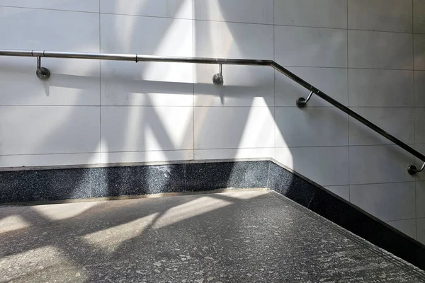 Escada Corrimão Metal Com Feixe Luz Parede Metrô — Fotografia de Stock