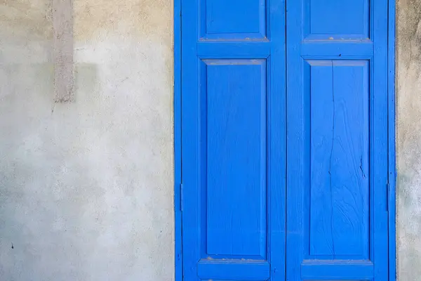 蓝色木门 有古老的曲柄混凝土墙背景 — 图库照片