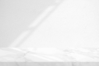 Beyaz Stucco Duvarı desenli Mermer Masa Işık Kirişi ve Çatı Gölgesi, Ürün Sunumu, Görünüm ve Moda İçin Uygun.