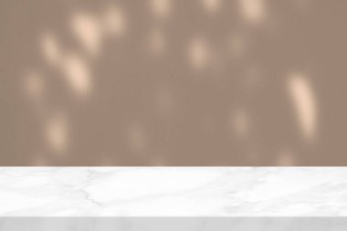 Bokeh ve Shadow ile Utangaç Bej Stucco Duvar Dokuma Arkaplanı olan Mermer Masa, Ürün Sunum Arkaplanı, Görünüm ve Moda İçin Uygun.